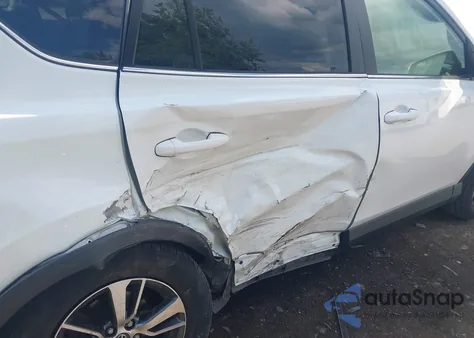 2017 Toyota Rav4 Xle z USA, uszkodzony, nr VIN JTMRFREVXHJ123793